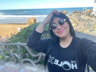 Soy colombiana latina con técnicas de relajación