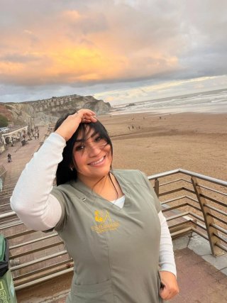 Soy colombiana latina con técnicas de relajación