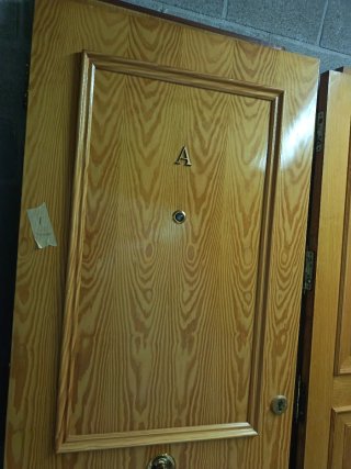 Puerta blindada con marco