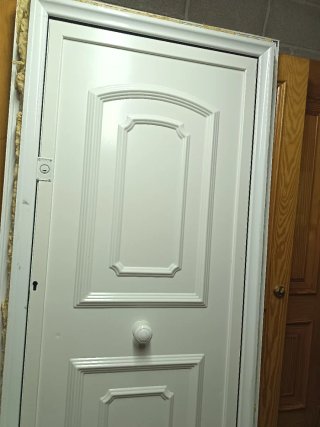 Puerta blindada con marco