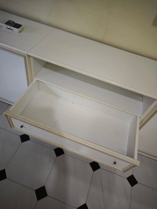 Mueble salón-comedor blanco y dorado