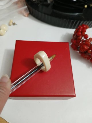 Anello antico  e prezioso beige