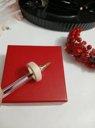 Anello antico  e prezioso beige