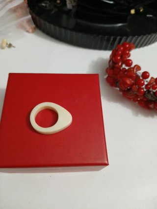 Anello antico  e prezioso beige