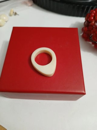 Anello antico  e prezioso beige