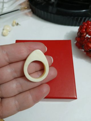 Anello antico  e prezioso beige