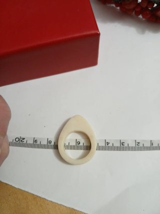 Anello antico  e prezioso beige