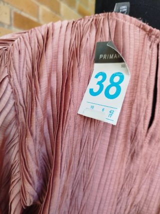 Vestido plisado rosa talla M Primark