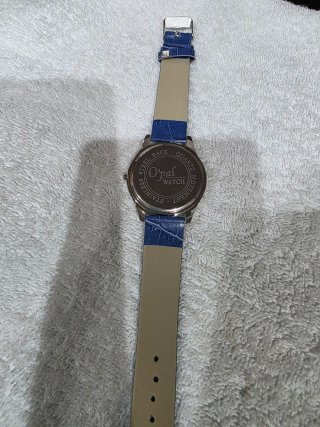 Reloj O'pal azul con detalles plateados