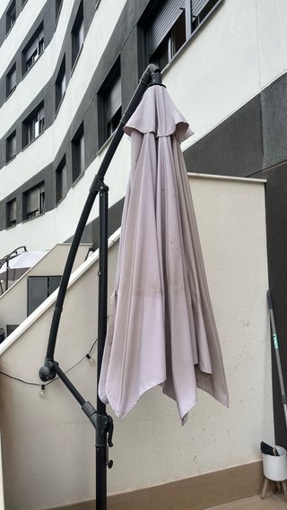 Parasol de terraza beige y negro