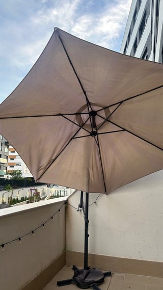 Parasol de terraza beige y negro