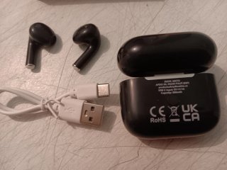 Auriculares negros Inalámbricos nuevos en su caja