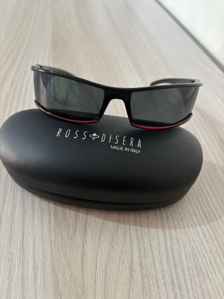 Occhiali da sole neri e rossi