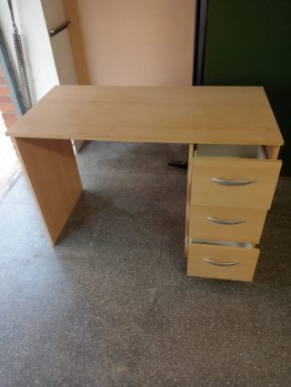 Escritorio de madera beige