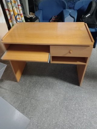 Escritorio de madera beige
