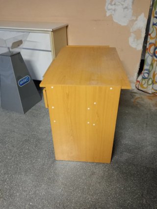 Escritorio de madera beige