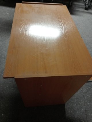 Escritorio de madera beige
