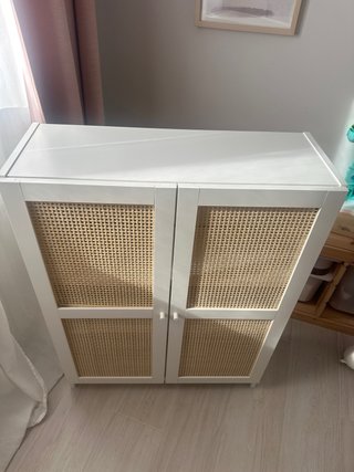 Estantería de madera y ratán