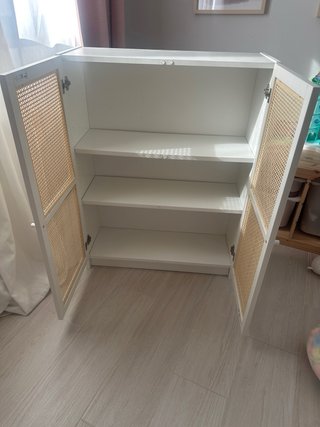 Estantería de madera y ratán