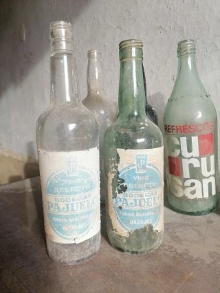 Lote 4 bottiglie antiche vuote di liquore e vino