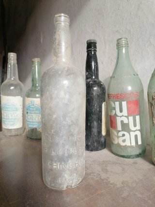 Lote 4 bottiglie antiche vuote di liquore e vino