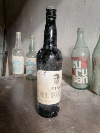 Lote 4 bottiglie antiche vuote di liquore e vino