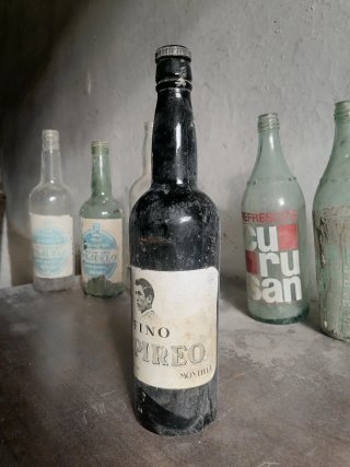Lote 4 bottiglie antiche vuote di liquore e vino