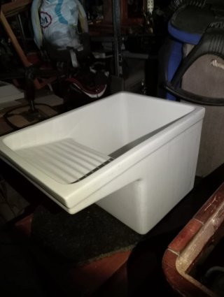 Pila de lavar de porcelana blanca