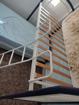Litera de madera y metal