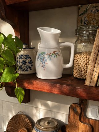 Jarra de louça com flores