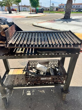 Barbacoa de metal con ruedas, artesanal