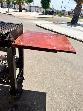 Barbacoa de metal con ruedas, artesanal