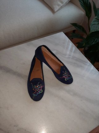 Bailarinas ante azul con bordado