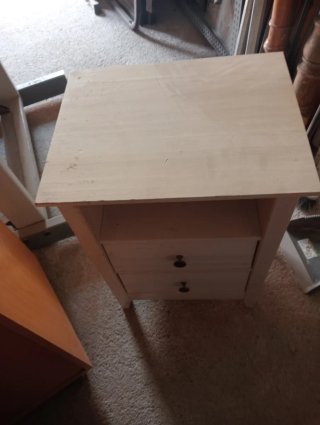 Mesita de noche blanca de madera