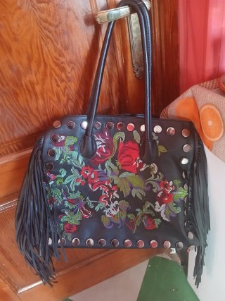 Bolso Negro Bordado Flores y Flecos