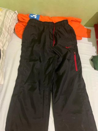 Chándal Nike Negro con Detalles Rojos