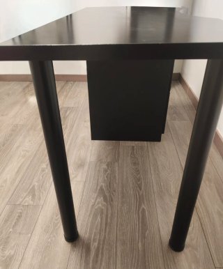 Escritorio negro con dos cajones