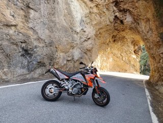 KTM 950 Supermoto Negra y Naranja