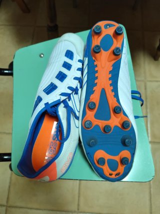 Botas de fútbol blancas y azules