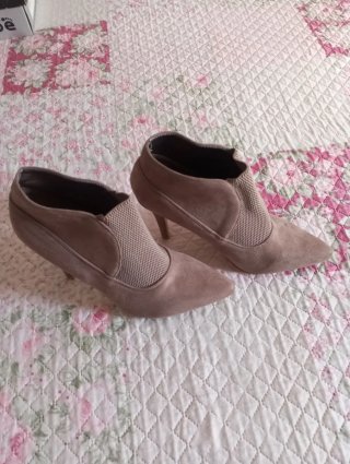 Botines tacón beige