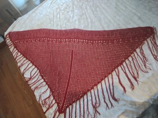 Chal de crochet rojo con flecos