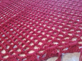 Chal de crochet rojo con flecos
