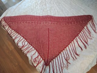 Chal de crochet rojo con flecos