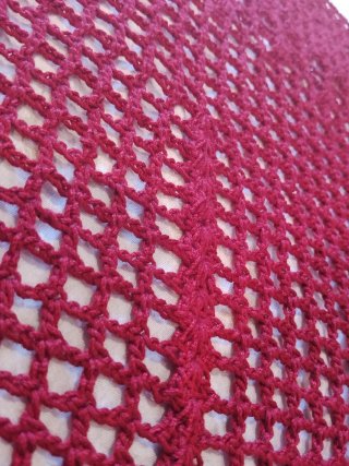 Chal de crochet rojo con flecos