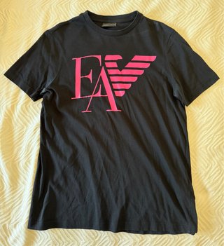 Camiseta Emporio Armani EA Negra Logo Rosa