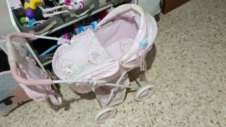 Carrito de muñecas rosa