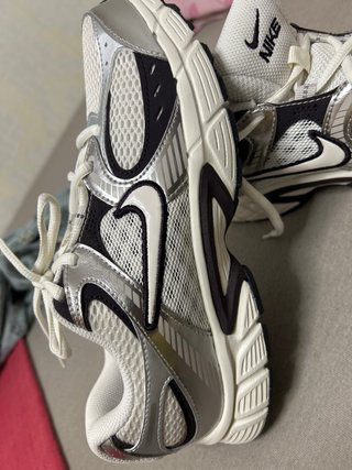 Deportivo Nike Plata y Blanco
