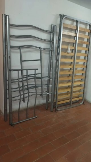 Litera de hierro y madera