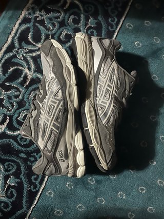 Zapatos Asics Grises y Plateados