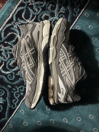 Zapatos Asics Grises y Plateados